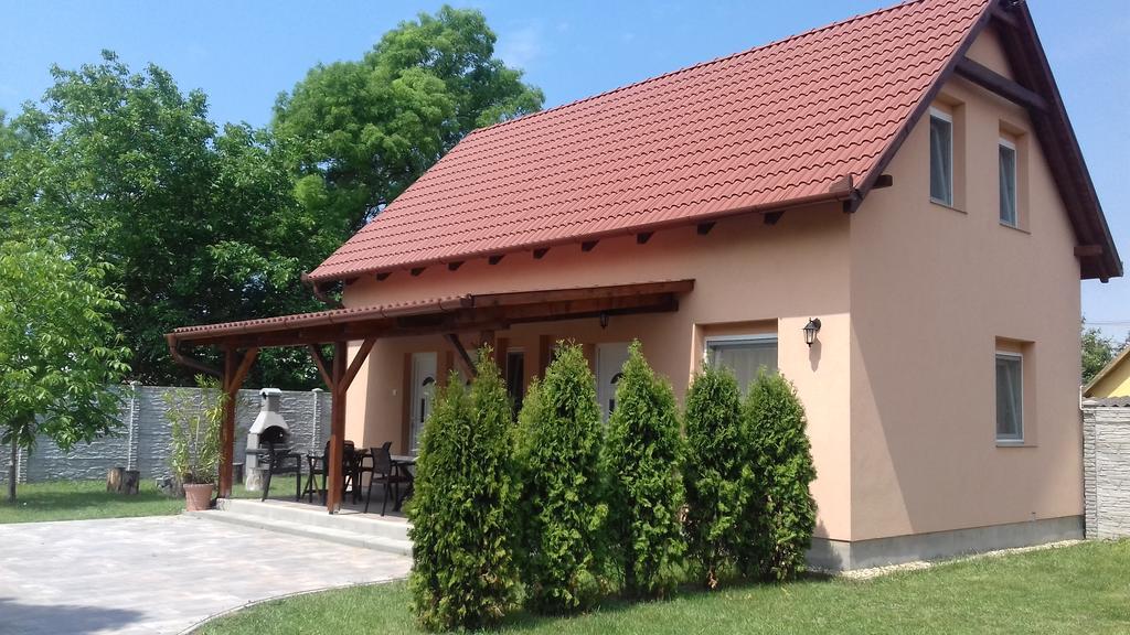 Eszter Apartmanhaz Hajdúszoboszló المظهر الخارجي الصورة