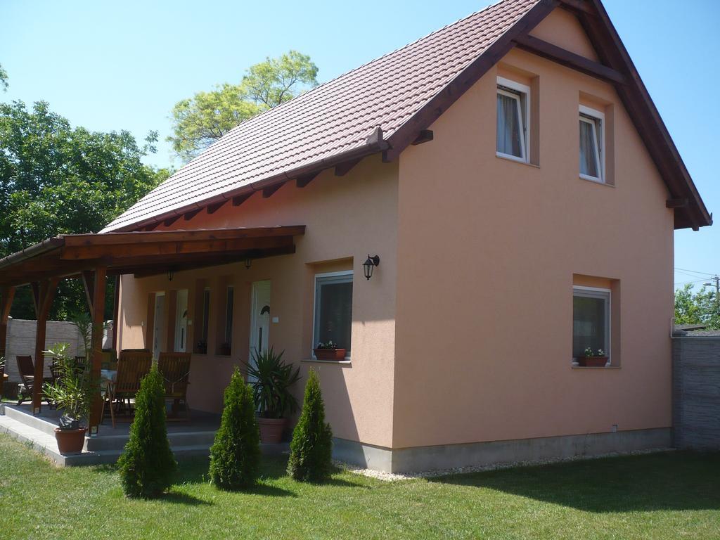 Eszter Apartmanhaz Hajdúszoboszló المظهر الخارجي الصورة